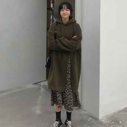 허그허그 / 레오파드 트임 후드 배색 기모 원피스