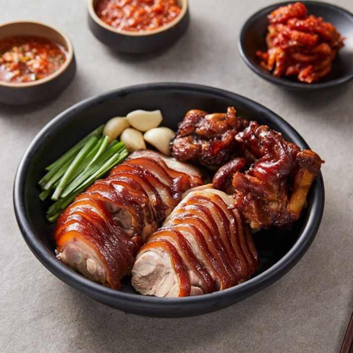 담백하고 부드러운 흑마늘 왕족발 1kg