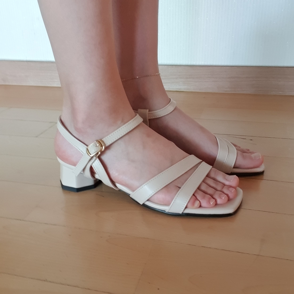 단골언니 머멘 8각굽 사선 스트랩 샌들
