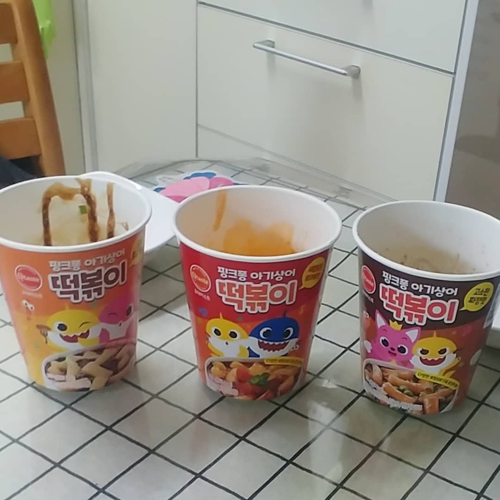 핑크퐁 아기상어 매콤달콤 순한맛 떡볶이 고소한짜장맛 떡볶이 궁중불고기맛 떡볶이 버스