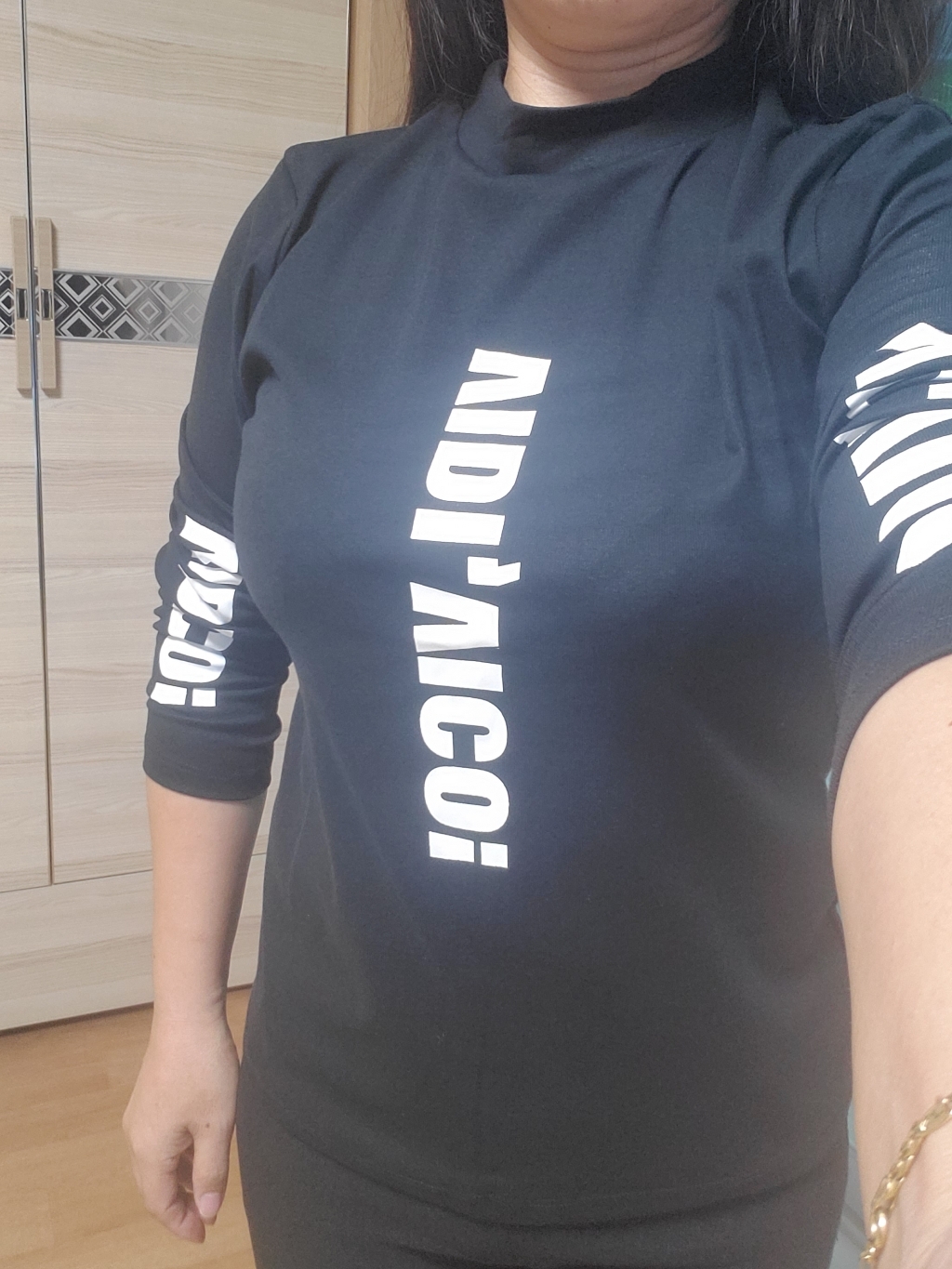 데일로엔 여성용 VIDI 레터링 반폴라넥 긴팔 티셔츠