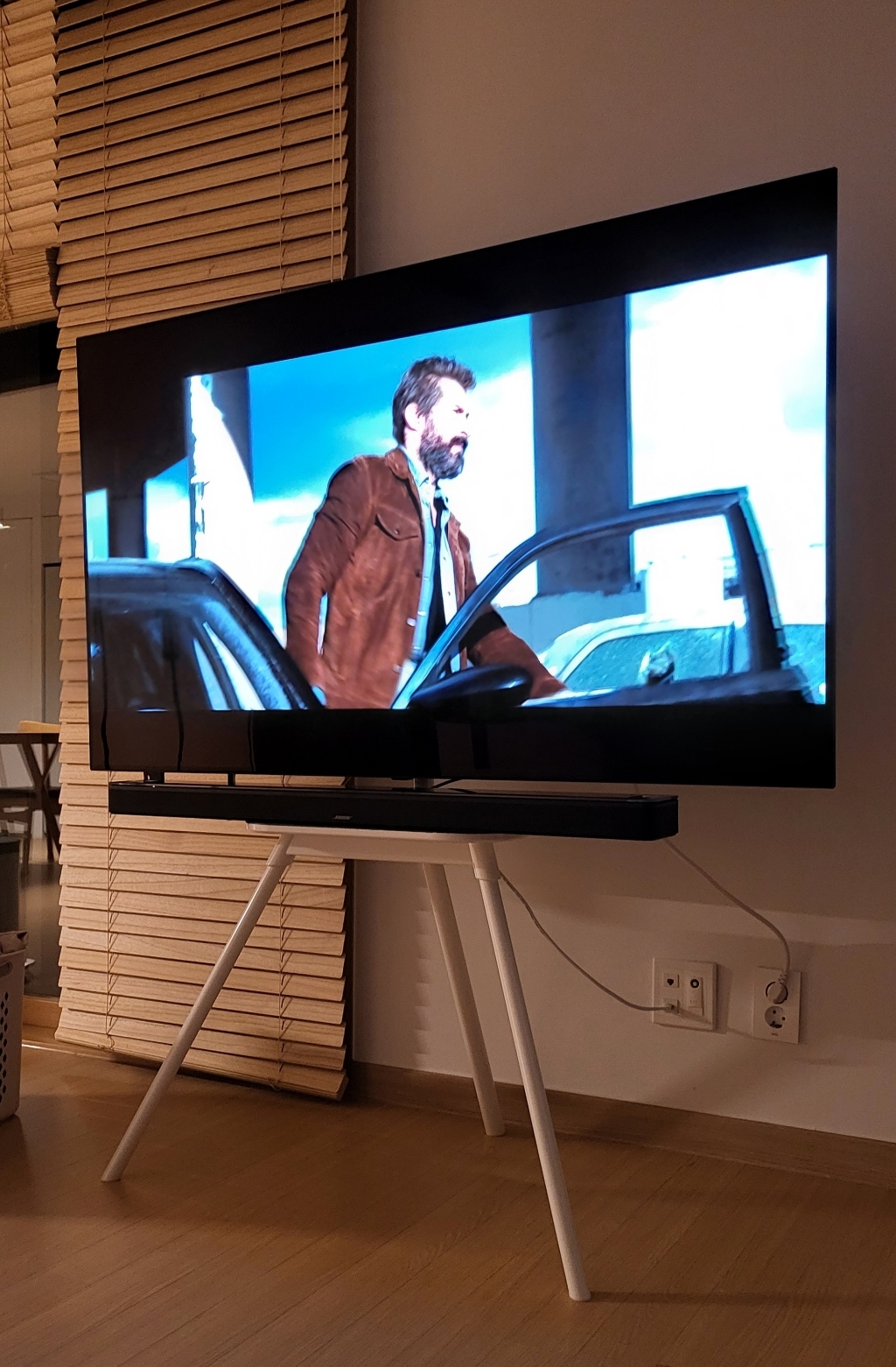 카멜인터내셔널 이젤형 TV 거치대 화이트