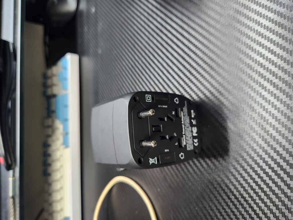 아이논 USB 4포트 여행용 멀티어댑터 블랙 IN-TA410C-BK