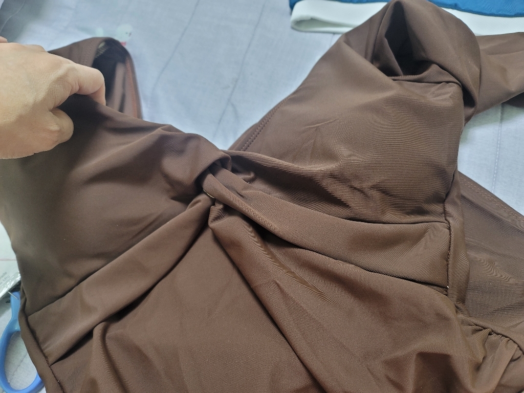햅번홀리데이 반팔 셔링 모노키니 브이넥 꼬임 반팔 수영복