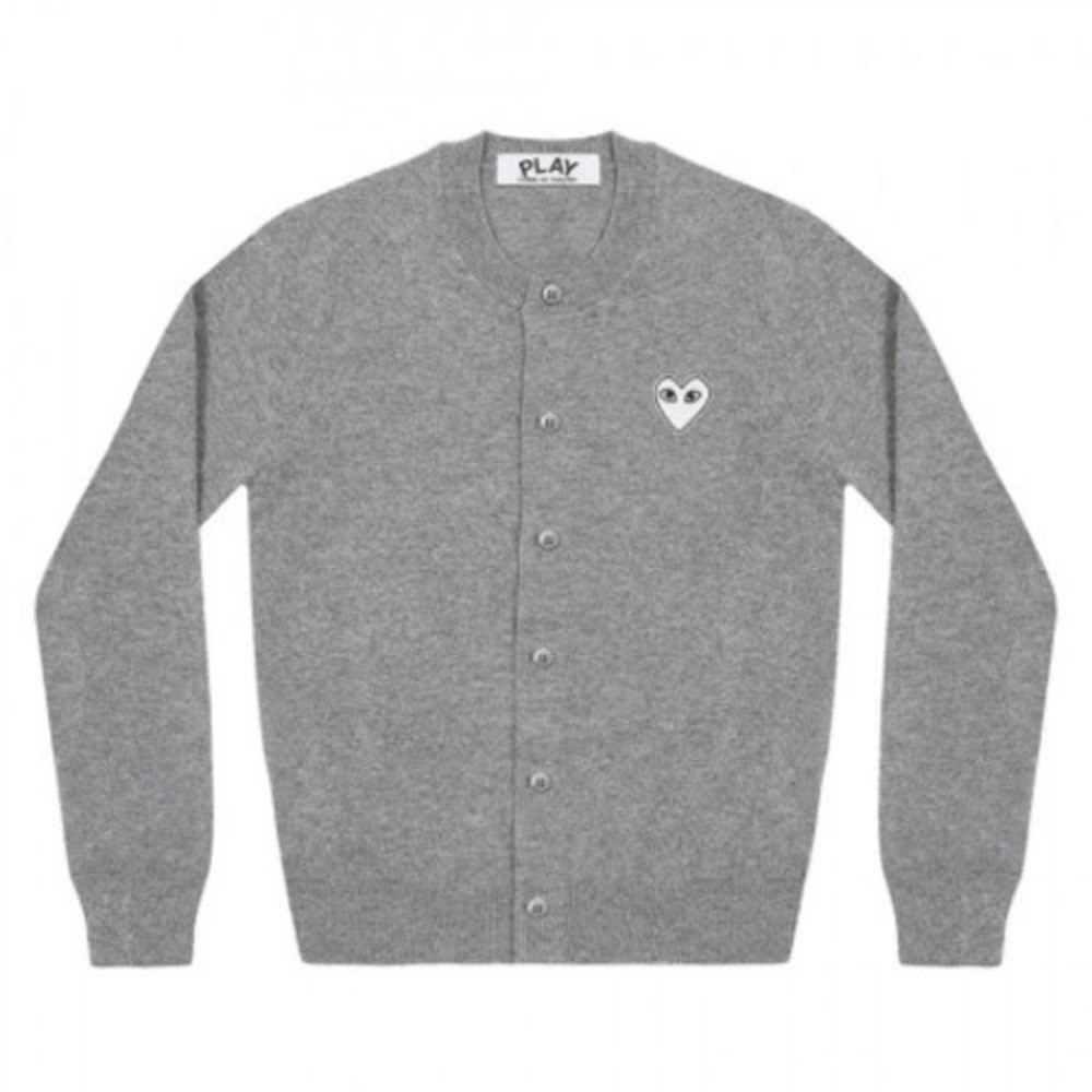 섬세한 감성을 담은 꼼데가르송 여성 화이트 와펜 가디건으로 당신의 스타일을 완성하세요.