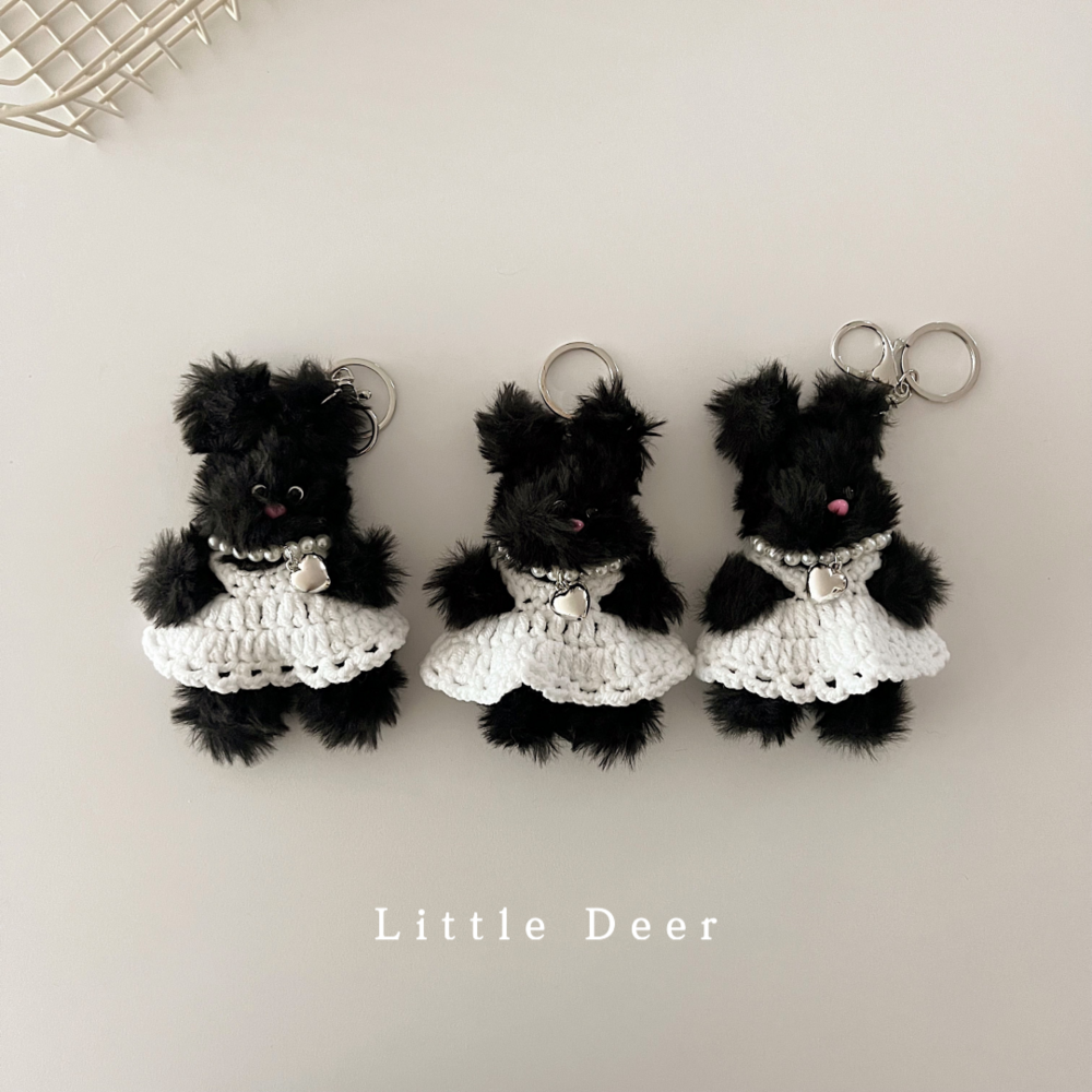 러블리한 니트 스커트를 입은 소중한 토끼 모루인형 키링으로 하루를 더욱 밝게 꾸미세요.