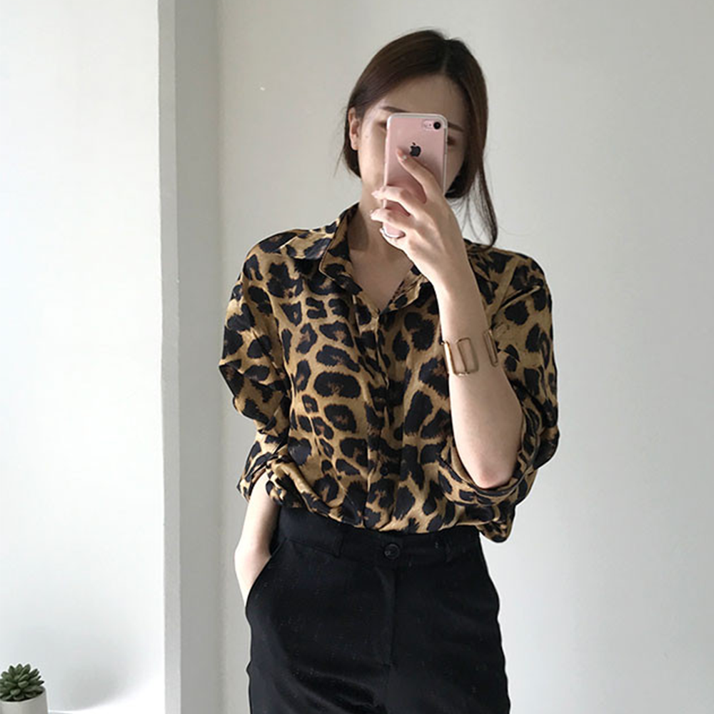 가을 감성을 물들이는 빈티지 호피 터틀넥 셔츠