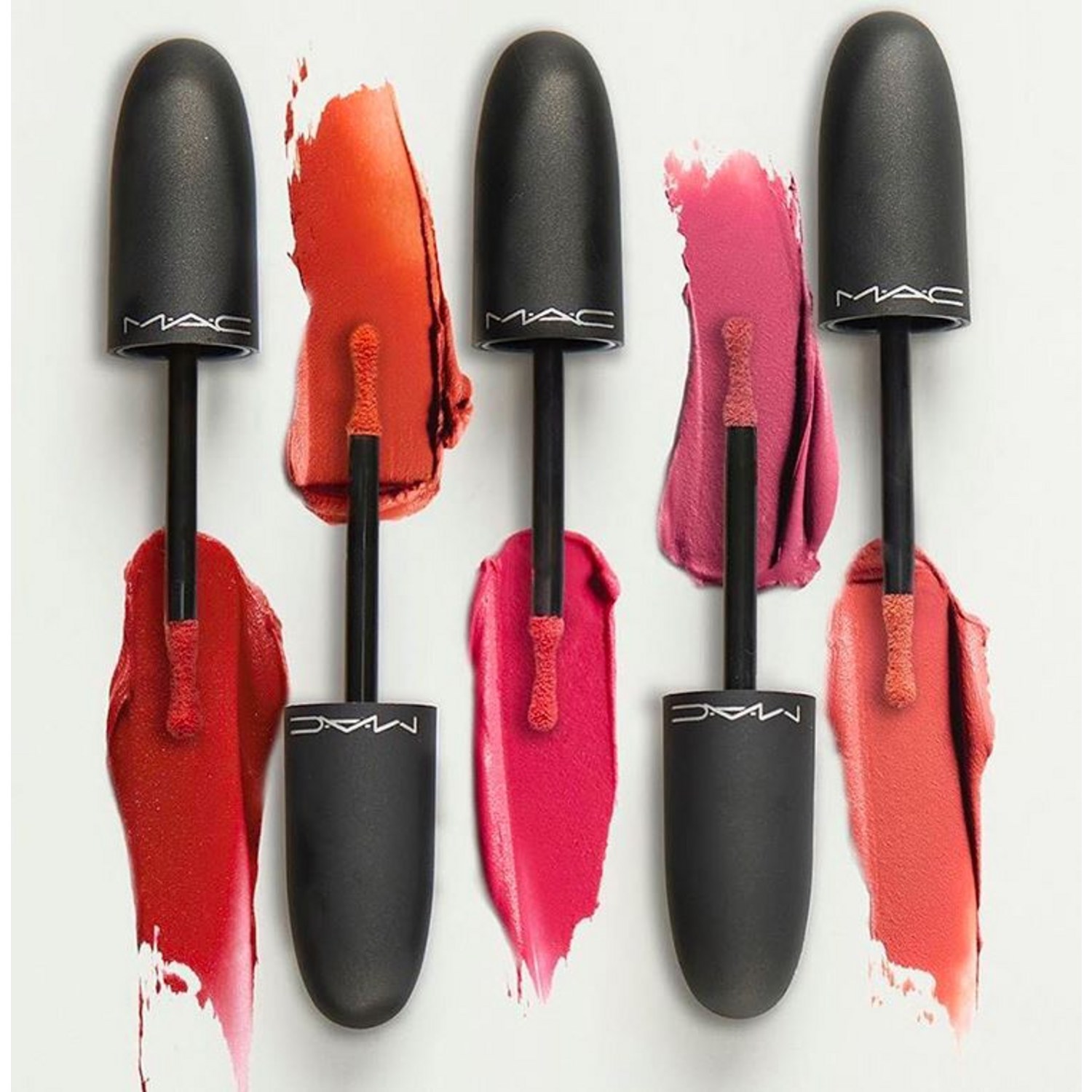 키스에 녹아드는 부드러움: 매트 파우더 키스 리퀴드 립컬러