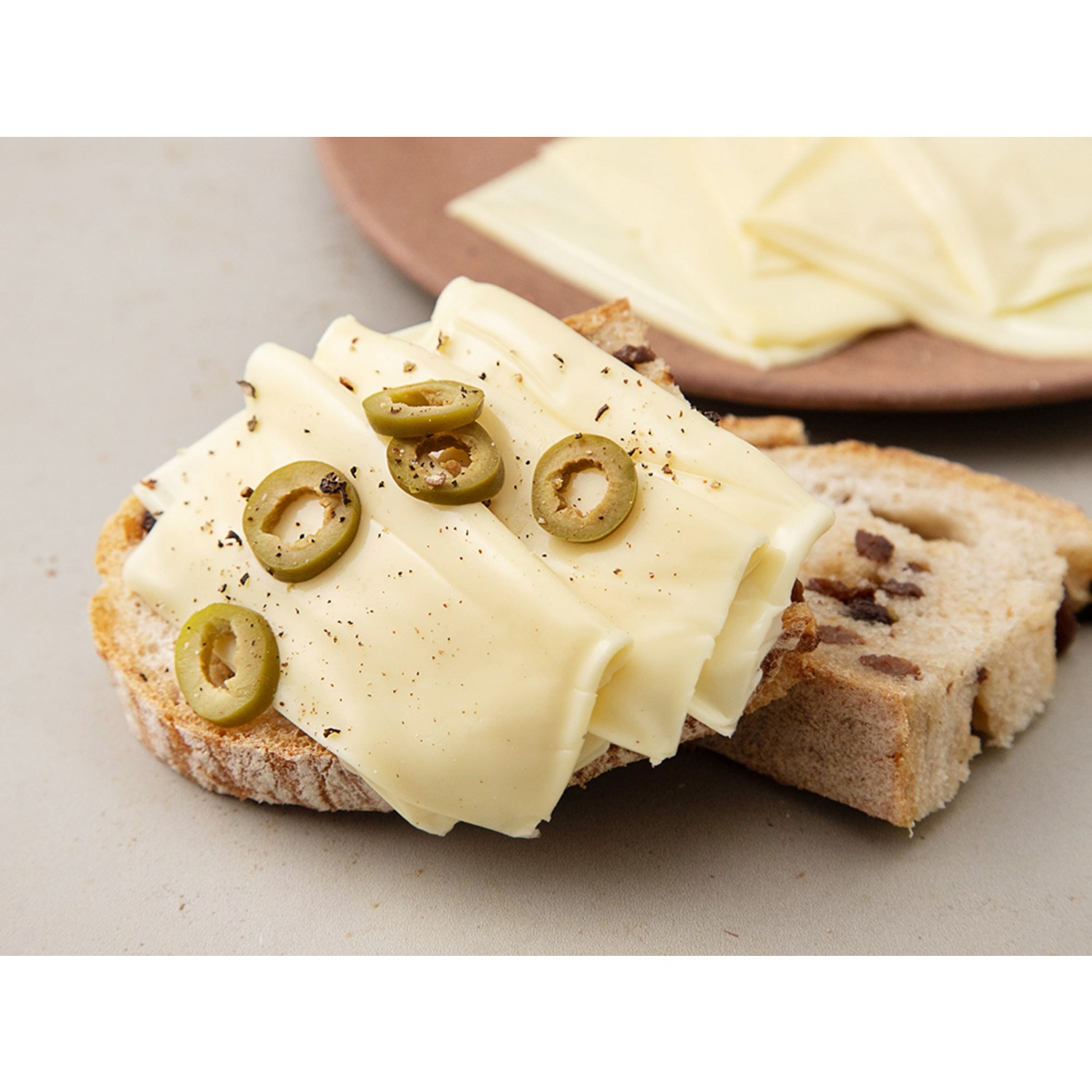 소와나무 화이트 체다 슬라이스 치즈의 다채로운 풍미