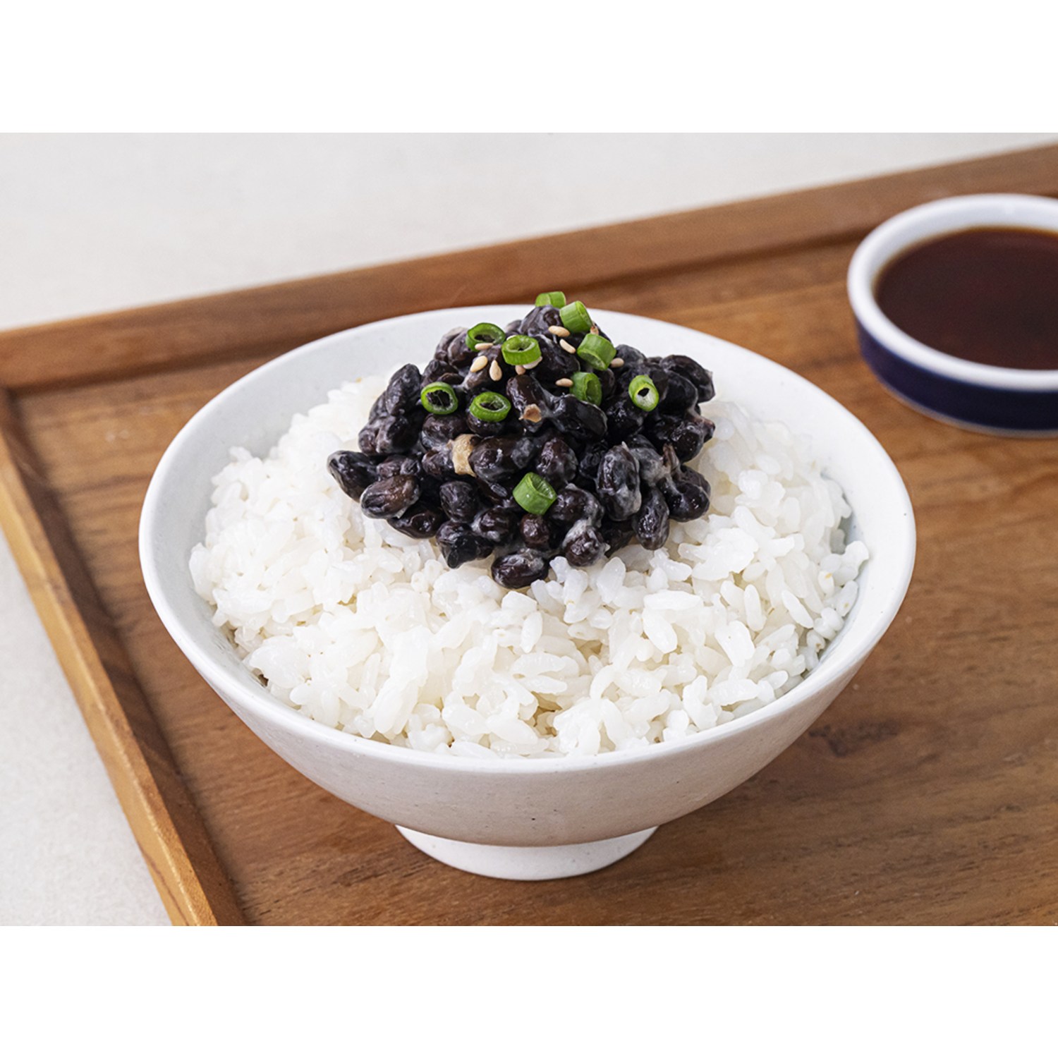 구수한 검은콩 나또에 알싸한 흑마늘 간장소스가 어우러진 맛있는 제품