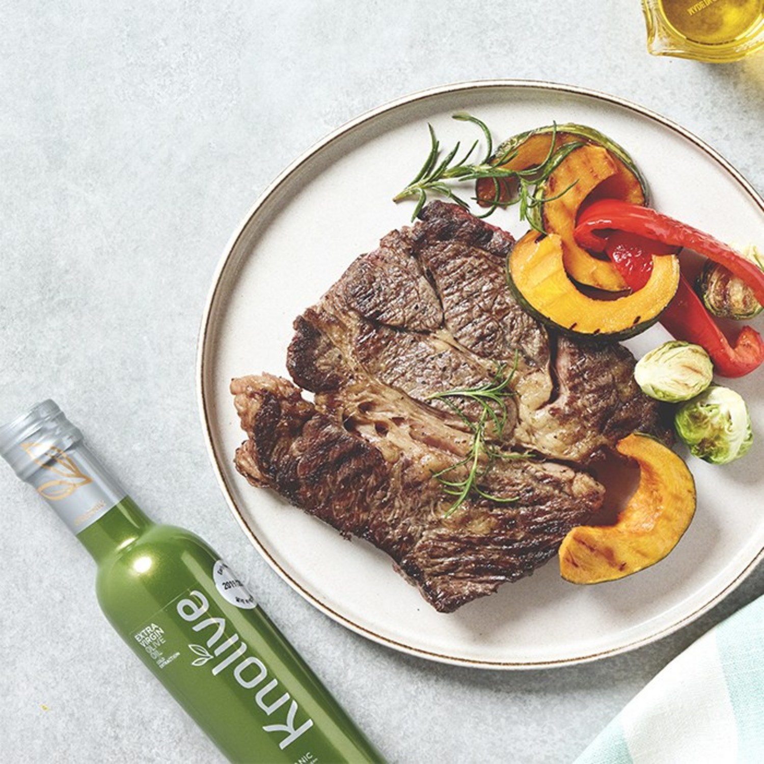 햇살 머금은 황금빛 풍미, 널리브 아르베키노 엑스트라 버진 올리브 오일로 식탁을 예술로 승화시키세요.