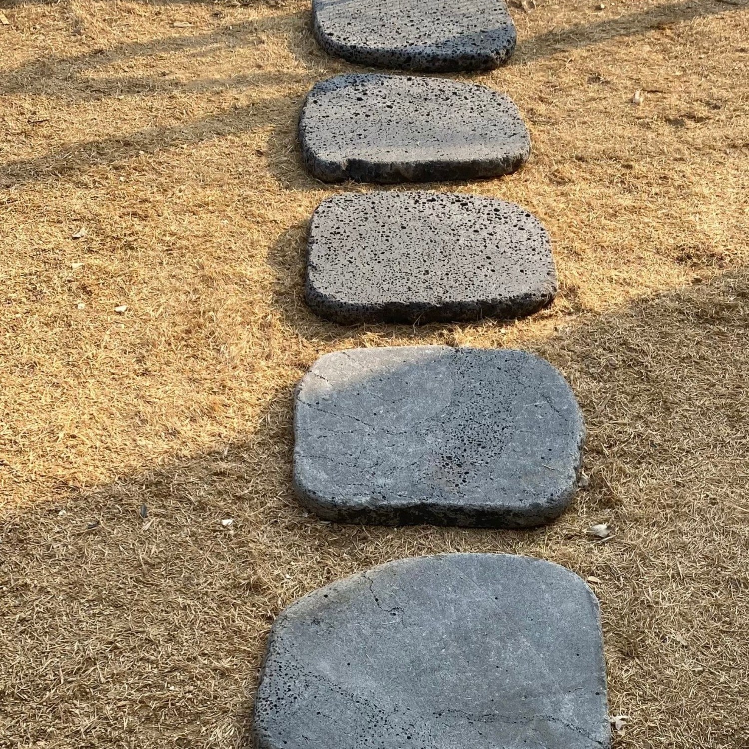 현무암 굴림 디딤석: 자연의 미와 실용성을 갖춘 아이템 판석