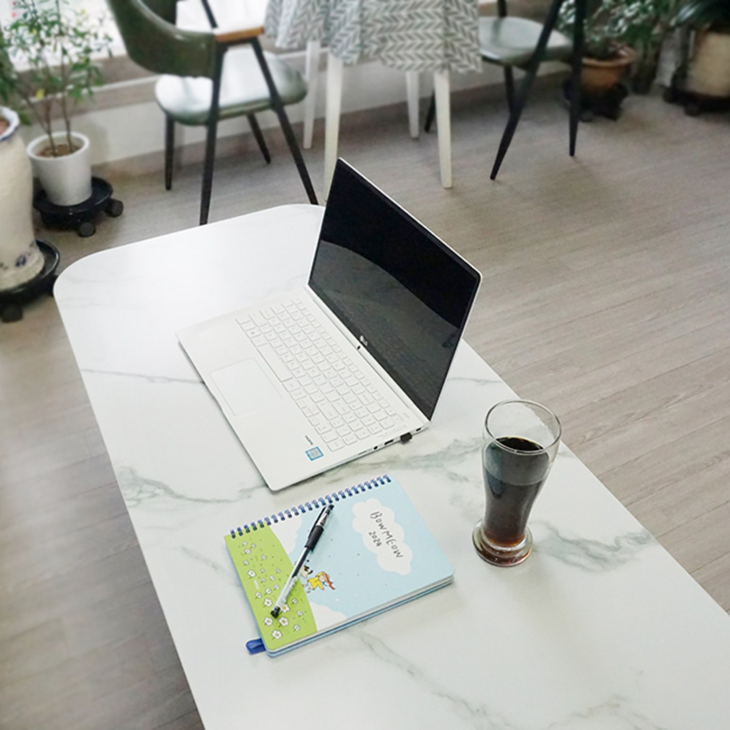 마블 홀릭! 디자인블레스 소파테이블로 공간에 예술을 더하세요.