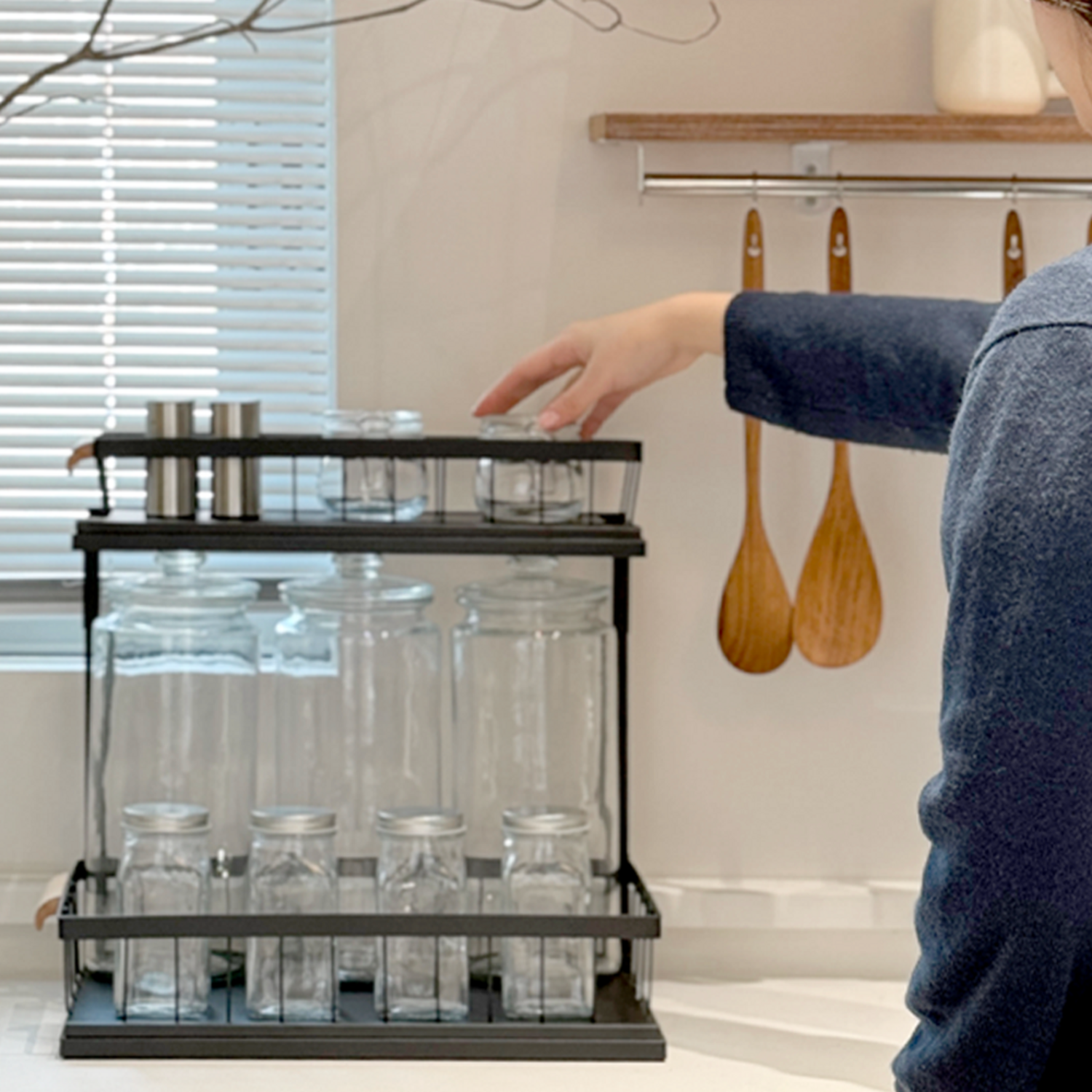 살림생각 슬라이딩 선반으로 숨 막히는 주방을 예술 공간으로!