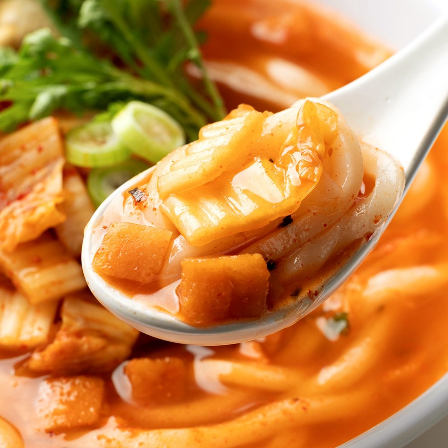 편리함과 맛을 동시에 제공하는 김치우동 밀키트