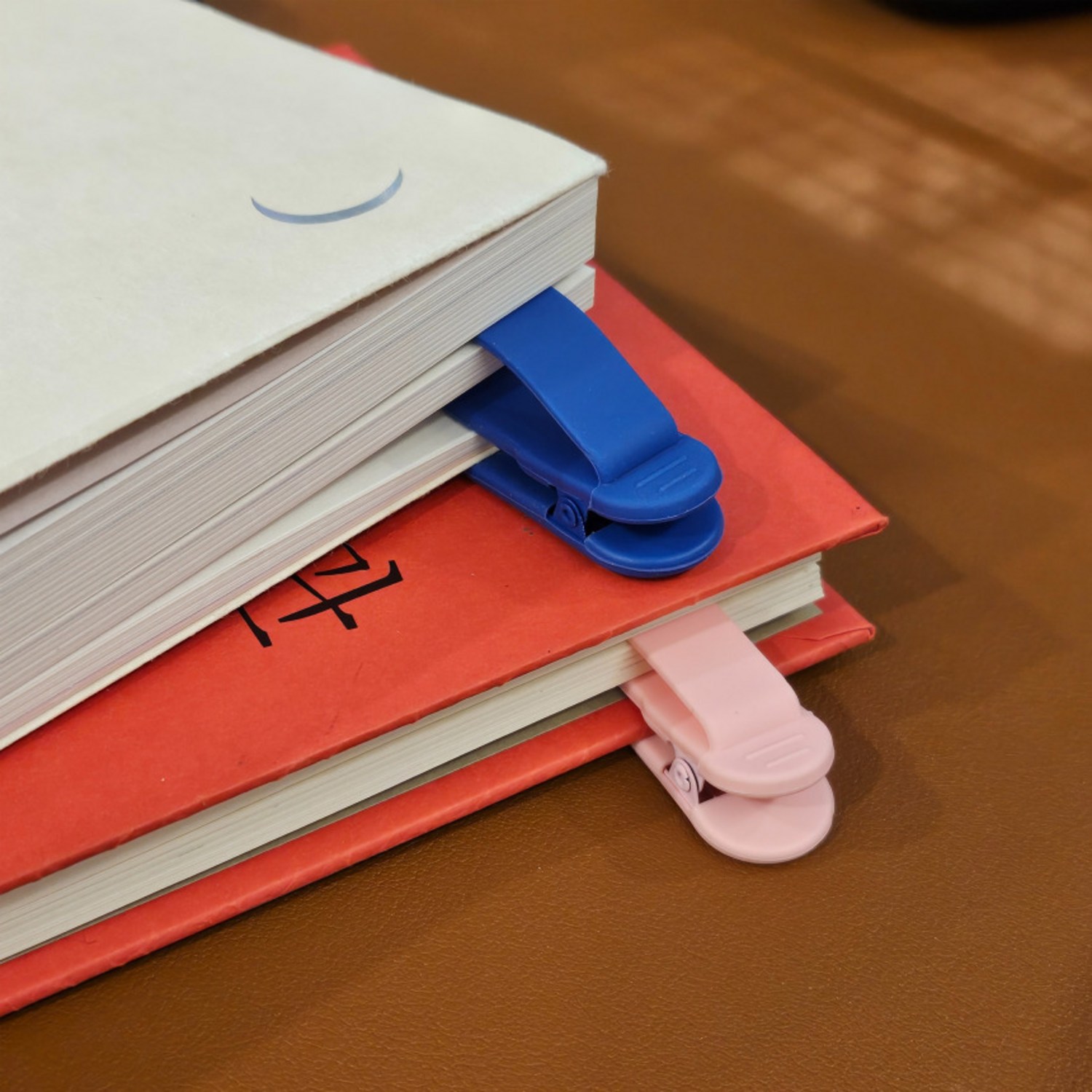 책을 안정적으로 지지하고 책 페이지를 보호하는 필수 독서용품