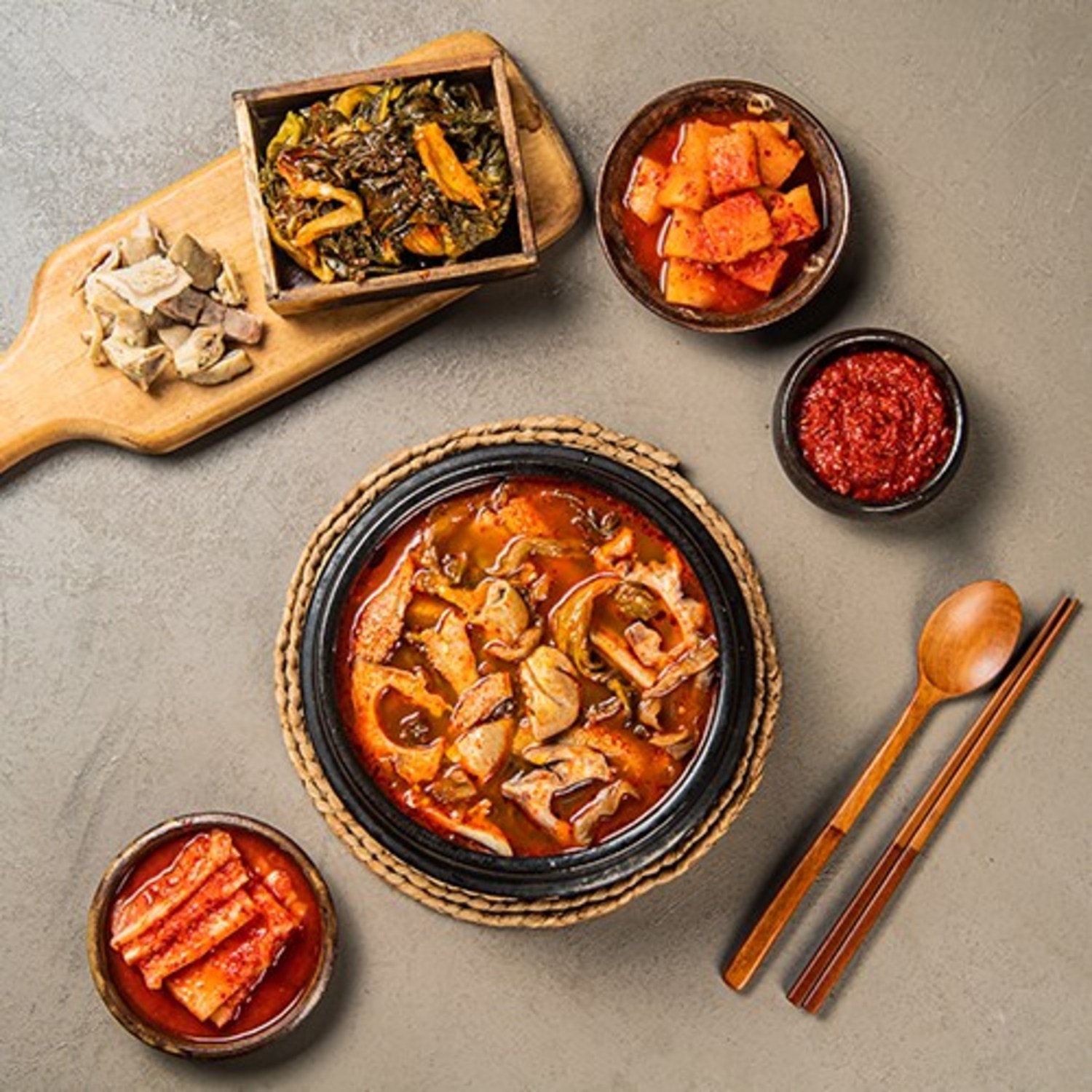 풍부한 맛과 편리한 편의성을 결합한 즉석반조리식품