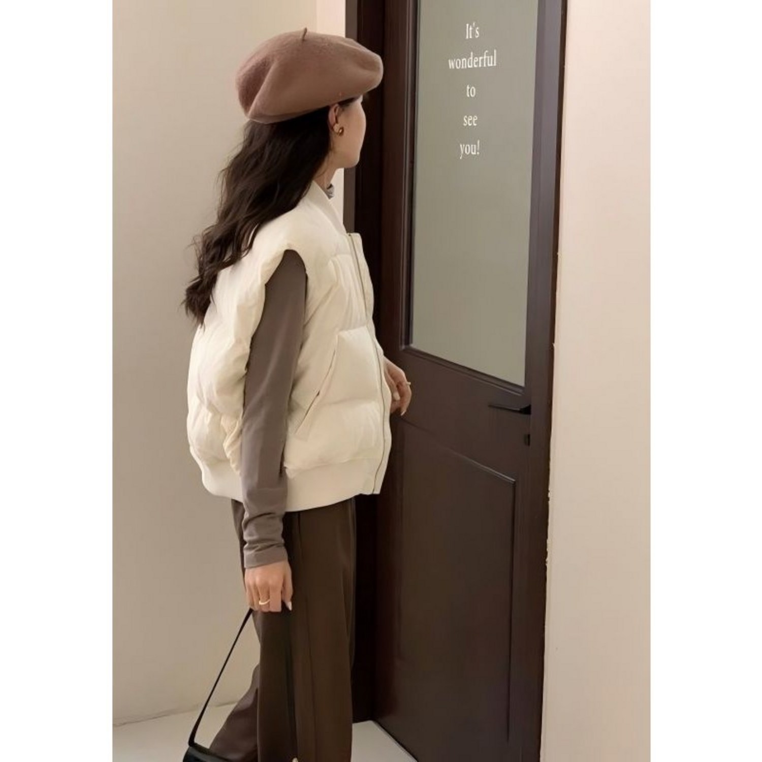 도톰한 패딩 소재로 겨울철 보온성을 높여주는 아이템
