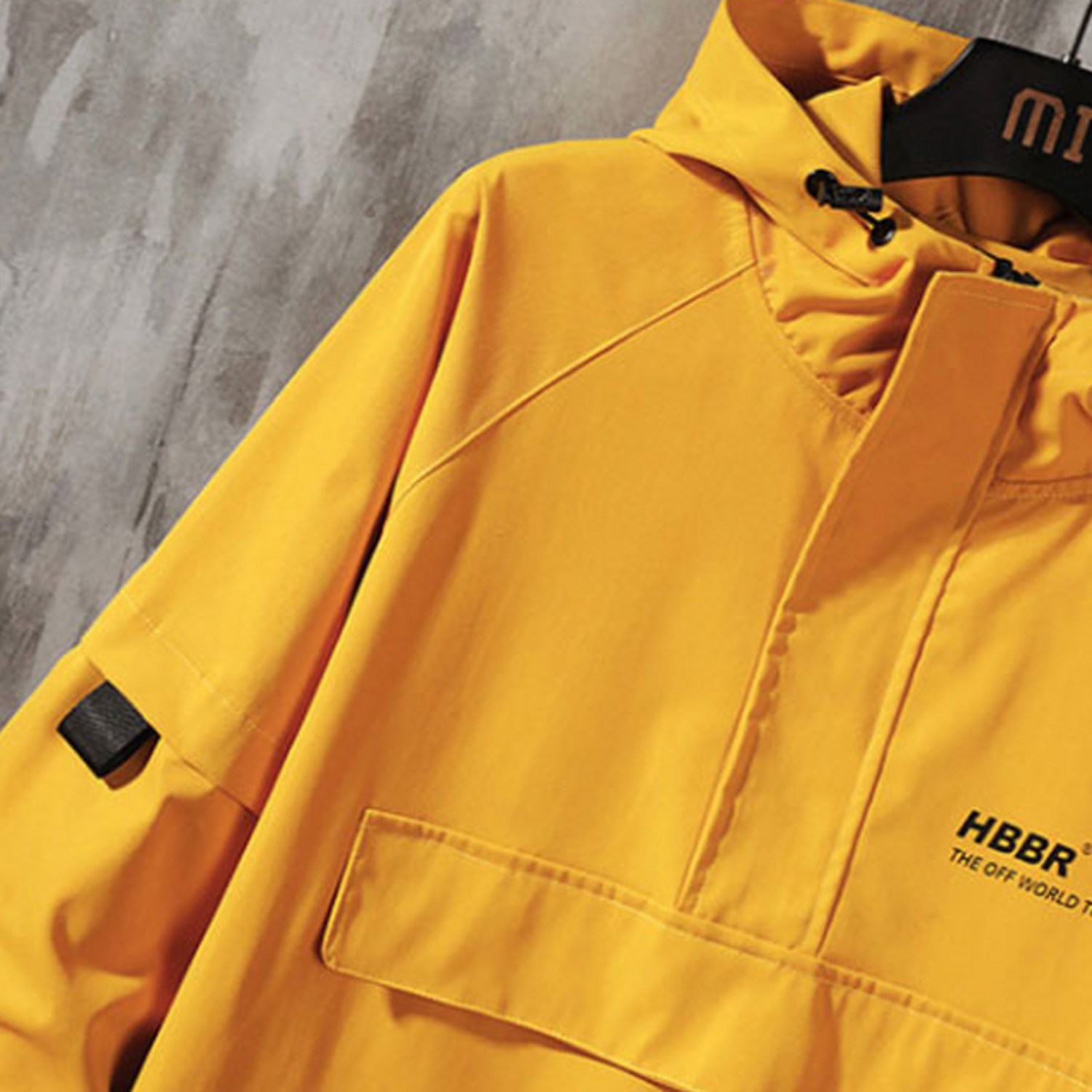 스타일과 실용성을 모두 갖춘 위즈아이 WI103J 바람막이 후드점퍼