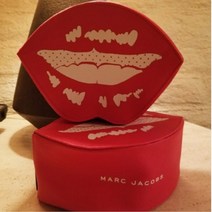 [이라운드몰]마크 제이콥스 미니 클러치 여행용 파우치백 MARC JACOBS Star Mouth Lips Logo Cosmetic Case in Red