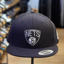 NBA 22년 신상품!! 남여공용 브루클린 네츠 로고 볼륨 자수 포인트 깔끔한 디자인 블랙칼라 스냅백 모자