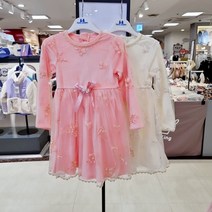 쁘띠앙팡 산본점 @22년 겨울신상 50%세일@ 보들보들 부드러운 소재감에 신축성 넘좋아 편하게 활동하기좋은 스노플로럴원피스에요^^ 공주처럼 예쁘게입는 샤랄라원피스