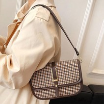 클래식한 하운드투스 체크무늬 숄더백 패션코디