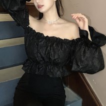 [랜덤플레이] 오프숄더 프릴 패턴 크롭 블라우스