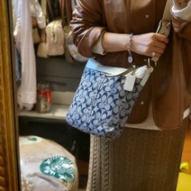 가다컴퍼니 COACH 코치 CC로고 시그니처 자카드 크로스백 메신저백 B052