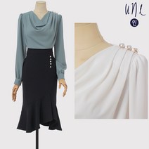 윈(une)핀턱드레이프넥진주숄더블라우스