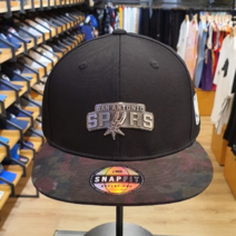 NBA 남여공용 샌안토니오 스퍼스 금속 로고 장식 포인트 코디하기 좋은 챠콜 카모플라쥬 챙 배색 블랙 칼라 스냅백 모자