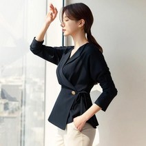 시크라인 랩 스타일 윙 카라 골드 버튼 블라우스