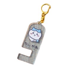 Chiikawa 吉伊卡哇 壓克力手機架吊飾，尺寸約4.5 x 6.8公分，主要材質：壓克力、金屬, 1個