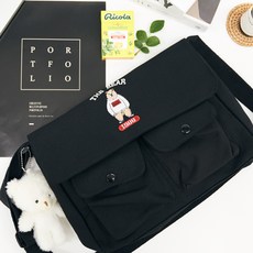 Juvelo 熊熊雙口袋簡約斜背信差包 附小熊, 黑色