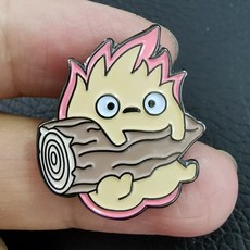 Calcifer Holding Wood 옷깃 핀 하울의 움직이는 성 위키 배지 강력한 불 악마 브로치 일본 지브리 문신 애니메이션 핀, 중국