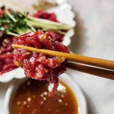 다둥이네 정육점 - 신선한 한우 육회 오픈특가 9900원 국산 암소 소고기 설도 보섭살 양념소스 포함, 1개, 250g