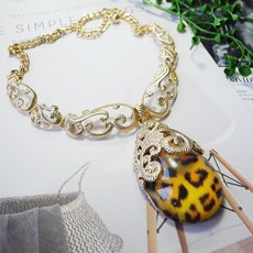 유색큐브펜던트