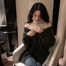 프렌치 볼륨 소프트스타일 보이핏 오프숄더 어깨트임 페이크 두꺼운 목폴라 스웨터 여성 겨울 가을 긴 소매 인싸템 니트 상의