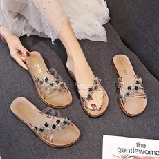 위파인더 슬리퍼 여성은 바닥까지 내려오는 스타일의 투명 큐빅 크로스 일자 비치 슈즈에 스커트를 매치해 신는 신발