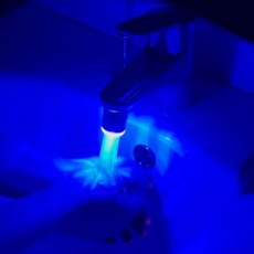 불빛나는수도꼭지