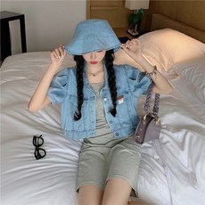 모자 + 데님 퍼프 크롭 재킷 + 그레이 원피스 박민영오피스룩