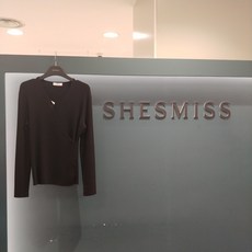 쉬즈미스 베이직브이넥랩니트