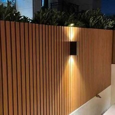 나무울타리 플라스틱 담벼락 펜션 주택 안뜰 데크