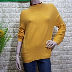 베네통 심플하고 깔끔한 매력의 홀가먼트 니트입니다