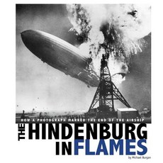 (영문도서) The Hindenburg in Flames: How a Photograph Marked the End of the Airship Paperback, Compass Point Books, English, 9780756554439