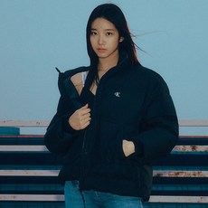 캘빈클라인진 카즈하 착장여성 숏랭스 스탠드 카라 푸퍼 점퍼J1163리오더 82