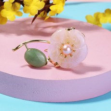 장미수정브로치