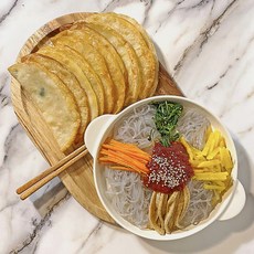 깡통시장 명물 새콤달콤 비빔당면(당면180g 특제소스200g) 고소한 납작만두120g 세트