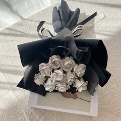 더 라넌큘러스 플라워 프리미엄 라인 꽃다발, 화이트 라인 로즈 + 블랙
