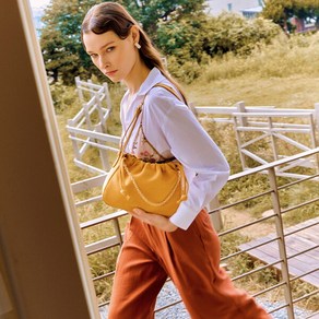 [비비와이비] [BBYB] Balloon Suede Shoulder Bag 벌룬 스웨이드 숄더백 (라탄 머스타드) 09L3210BQE